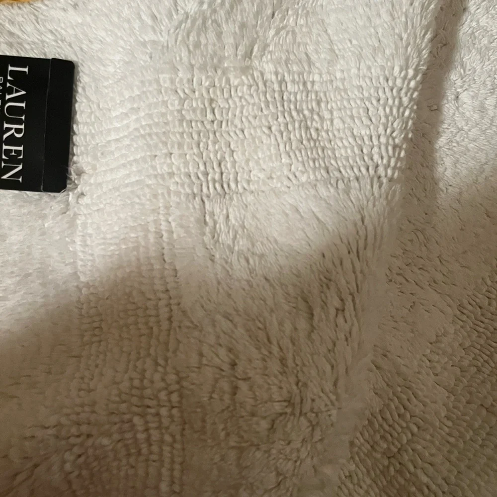 Ralph Lauren White Textured bath Rug/ Firm Price